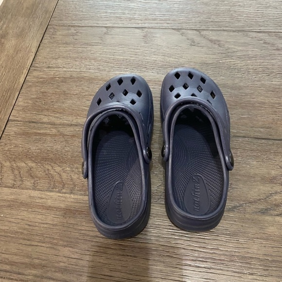 NEW! NOTHINZ SHOES JUNIORS/BIG KID CLOGS | NAVY | Size J3 Ladies 5 Unisex - Picture 2 of 9